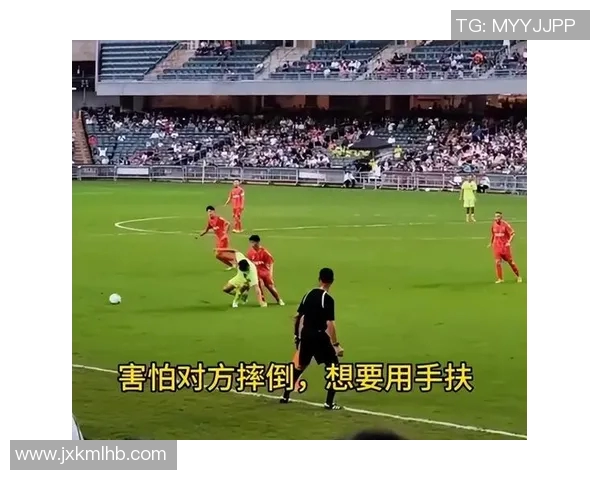 足球明星在比赛中意外踢人引发争议视频曝光引发热议